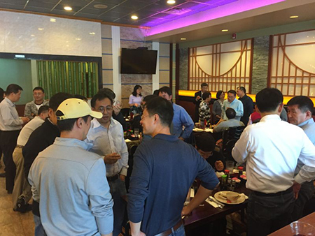 专家们相谈甚欢，直到晚上时辰，仍不舍离去