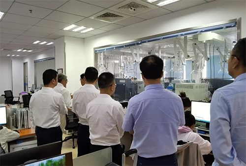 陈博士携带杨副市长一行人参观了esball规范化的先进尝试室，解说了药物临床前的研发和IND申报流程。