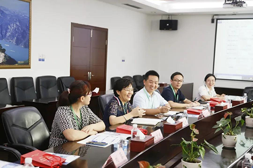 宜昌人福药业副总裁、总工程师李莉娥，产品开发中心主任吕金良，副主任吴有斌、曲龙妹等