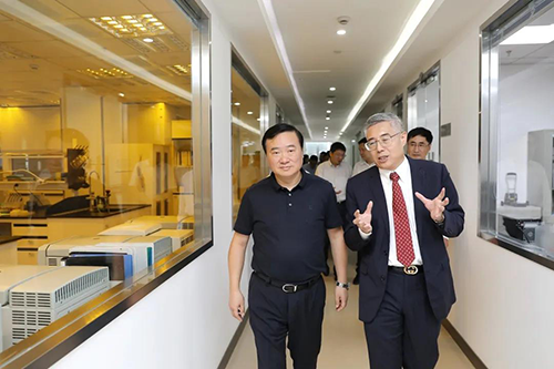 esball生物医药首创人&CEO陈春麟博士等人向翁祖亮书记介绍公司情况