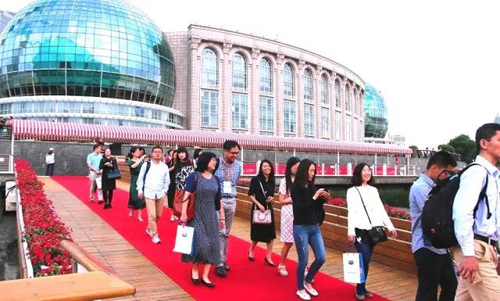 晚宴伊始，前来参与晚宴的嘉宾们纷纷踏上红毯，前往船埠