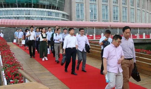 晚宴伊始，前来参与晚宴的嘉宾们纷纷踏上红毯，前往船埠